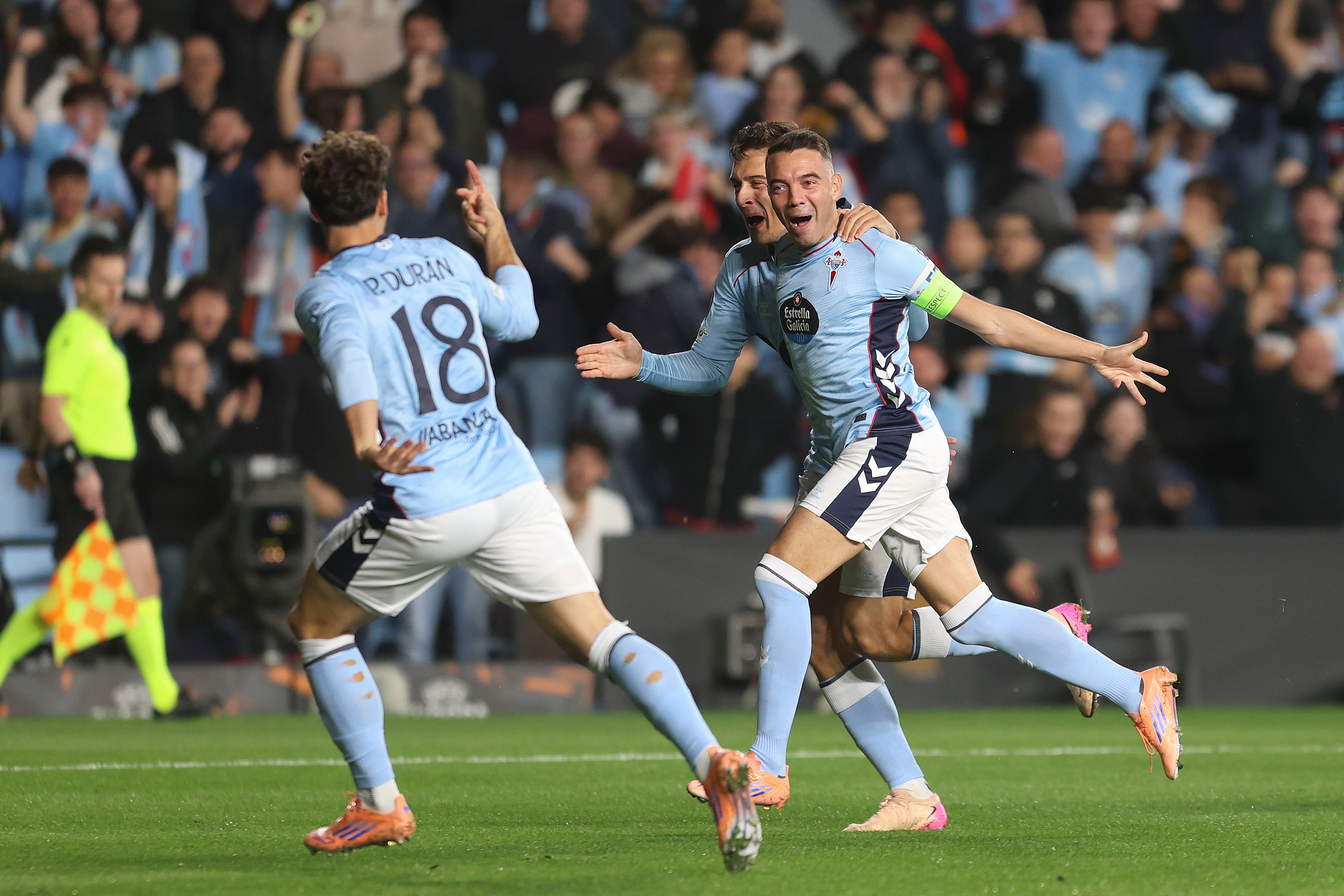 VIGO (PONTEVEDRA), 23/10/2025.- Los jugadores del Celta celebran su primer gol, obra de Iago Aspas (d), durante el partido de Liga Europa de fútbol entre Celta de Vigo y Niza, este jueves en Balaídos. EFE / Salvador Sas