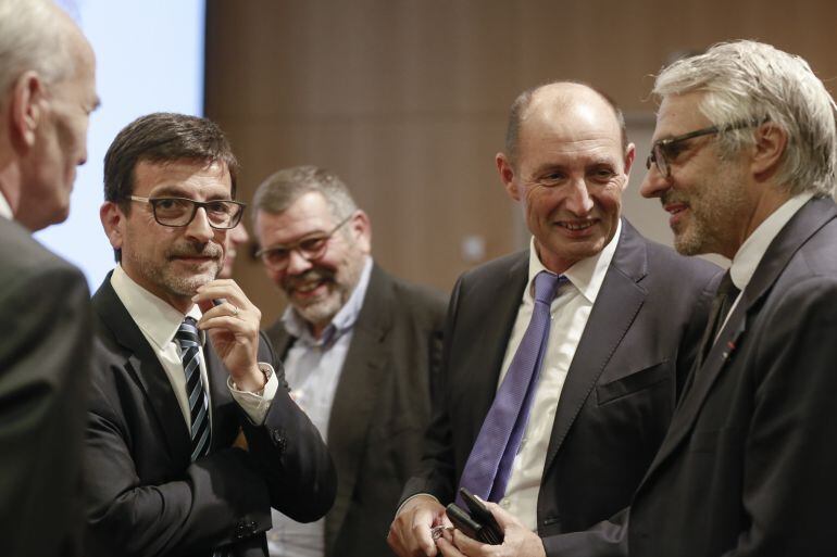 El ministre de Finances, Jordi Cinca, i el director del Centre de Política Tributària i Adminsitració, Pascal Saint-Amans, conversen abans d'una conferència