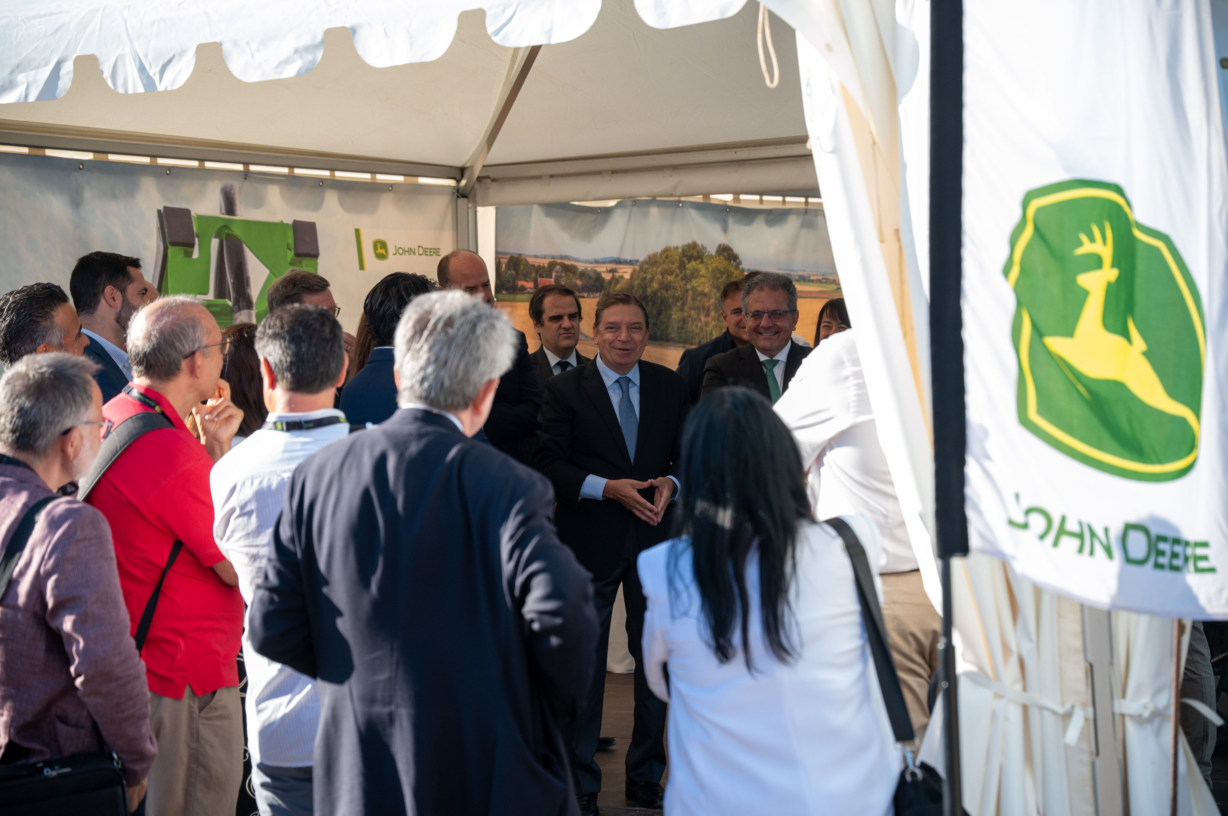 El ministro Luis Planas, en el centro de innovación de John Deere de Parla