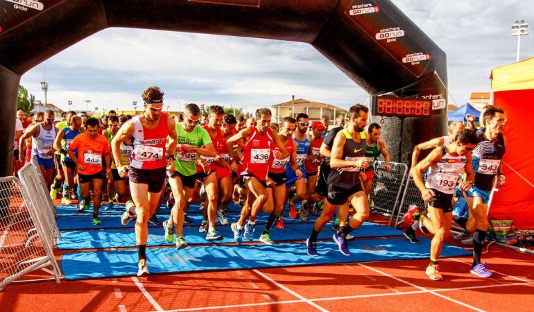 De 10 kilómetros, la prueba pasará tres veces por la pista de atletismo en un constante flujo de atletas