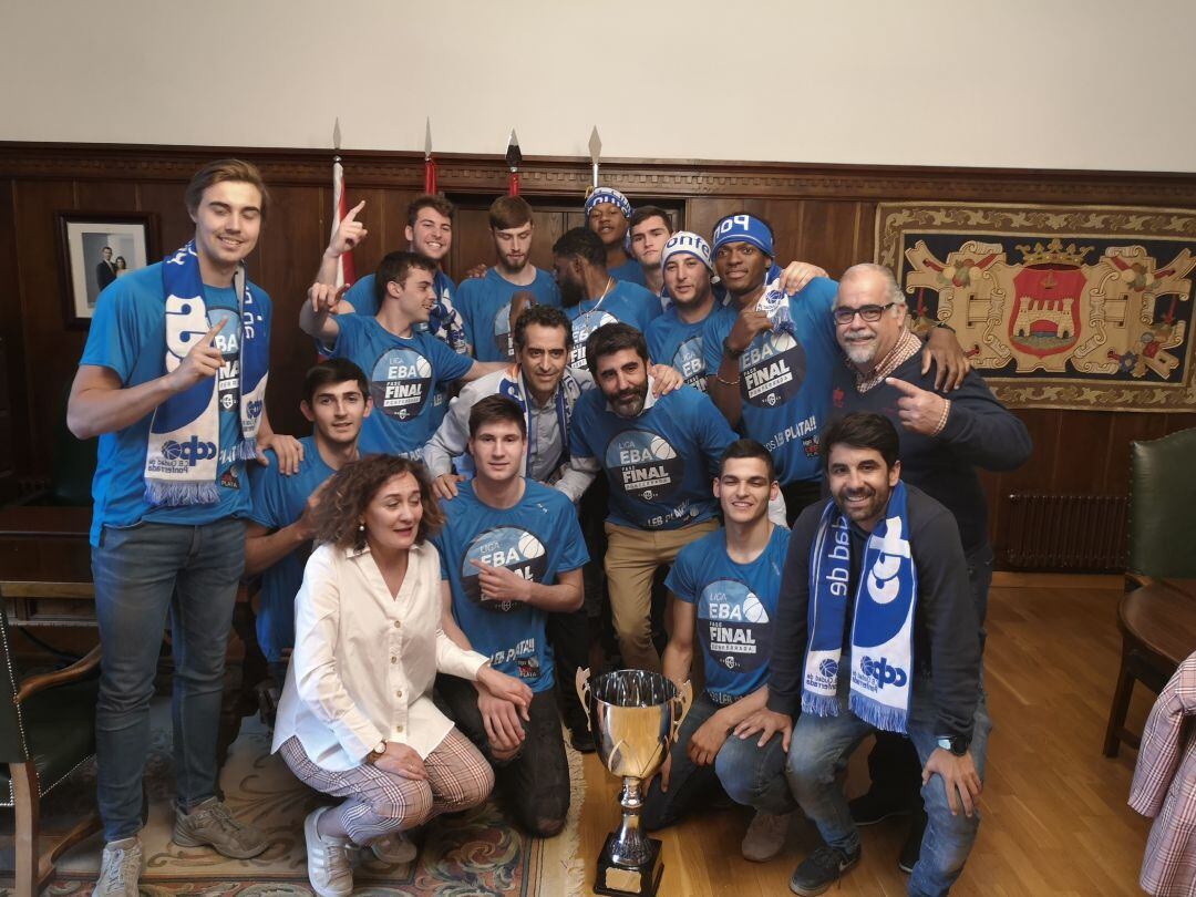 La alcaldesa de Ponferrada le hizo entrega de una copa por el ascenso al equipo berciano