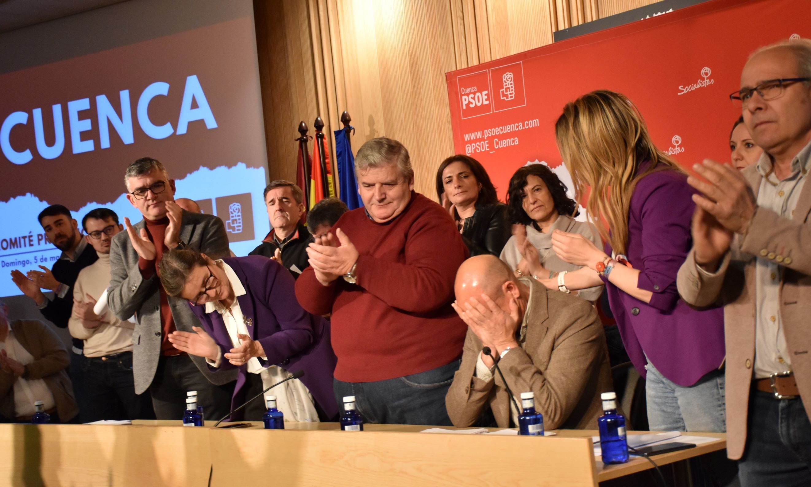 Luis Carlos Sahuquillo, emocionado, recibe el apoyo del Comité Provincial del PSOE de Cuenca que él preside.