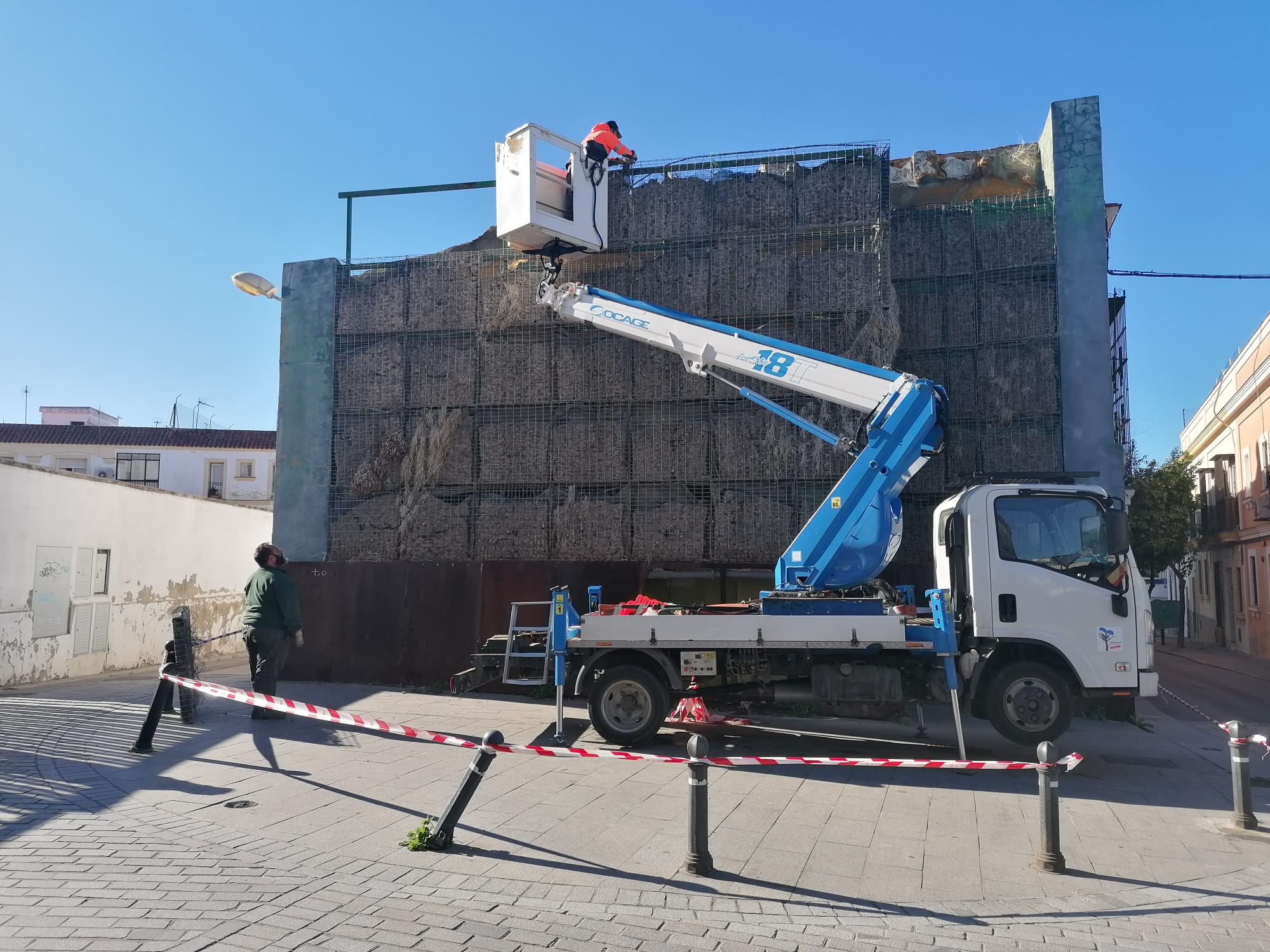 Operarios municipales desmontando el Jardín Vertical