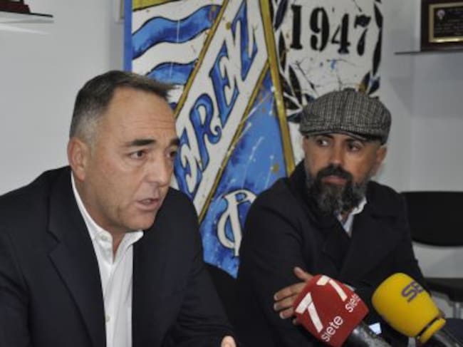 Momento de la rueda de prensa en la sede del club