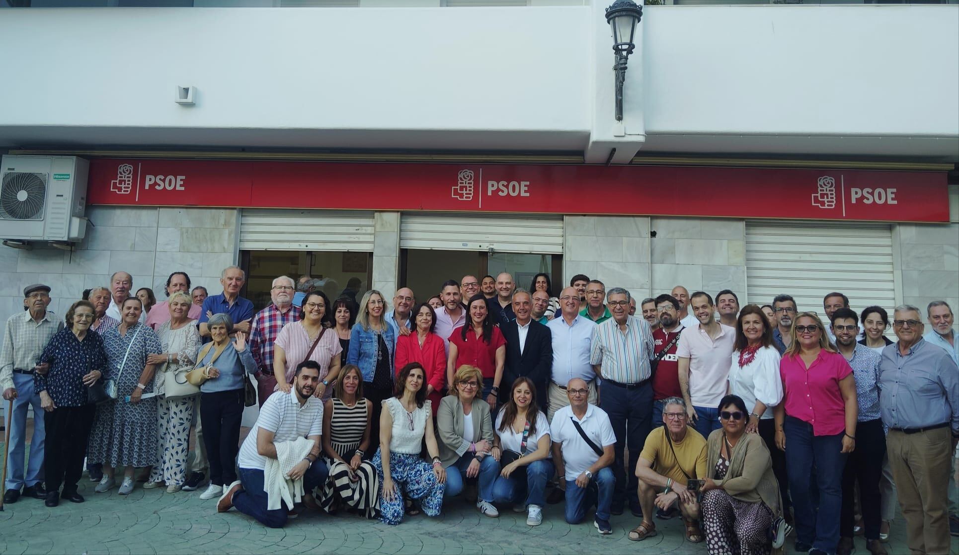 Foto de familia en la Casa del Pueblo