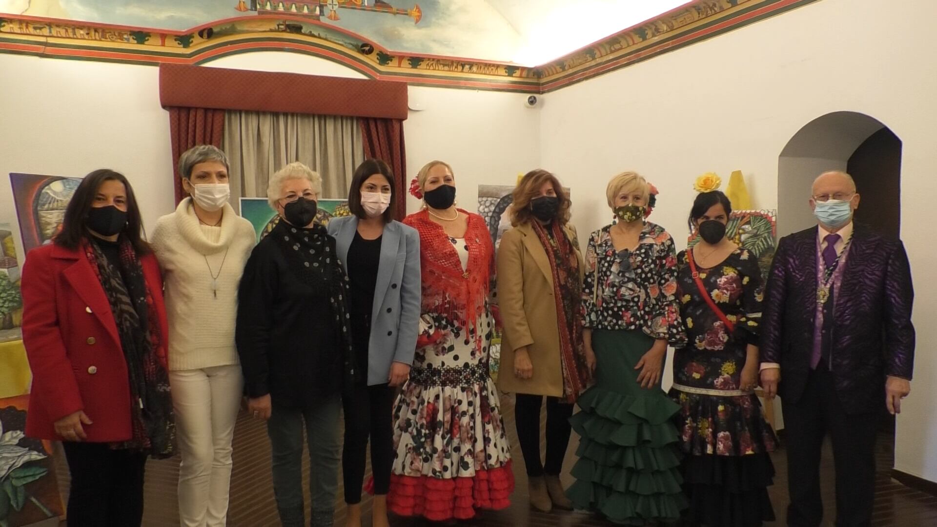 Mariola Galiana (azul), junto a miembros de la Casa de Andalucía en la sala Masónica de La Calahorra