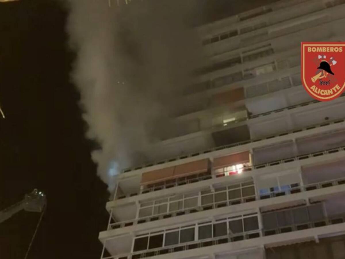 Rescatada una anciana de 92 años en el incendio de una vivienda en Alicante