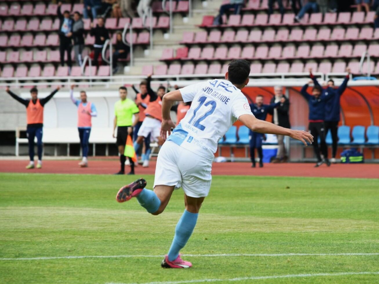 David Grance celebra el segundo gol del Compostela ante el Real Avilés