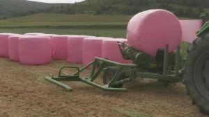 Imagen de las pacas con los plásticos de color rosa