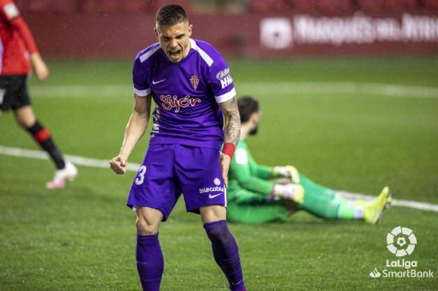 Djuka celebra con rabia su primer gol en Logroño.