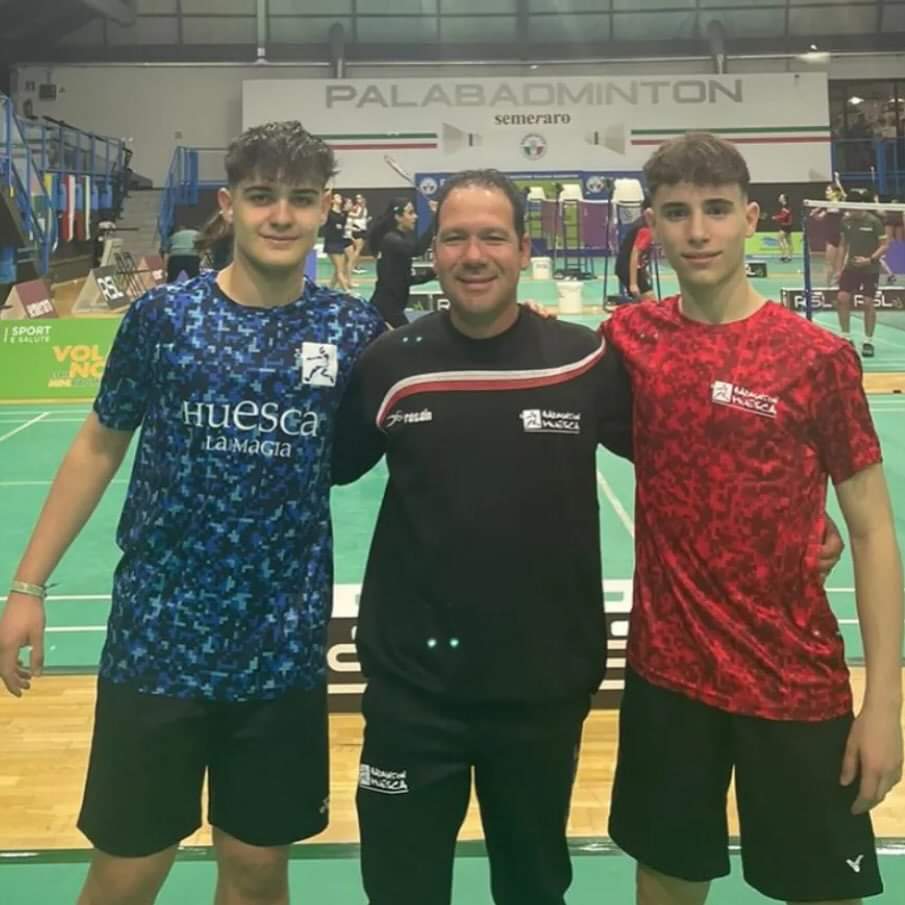 Isábal y Gállego junto al entrenador  del Bádminton Huesca Roberto Mellido