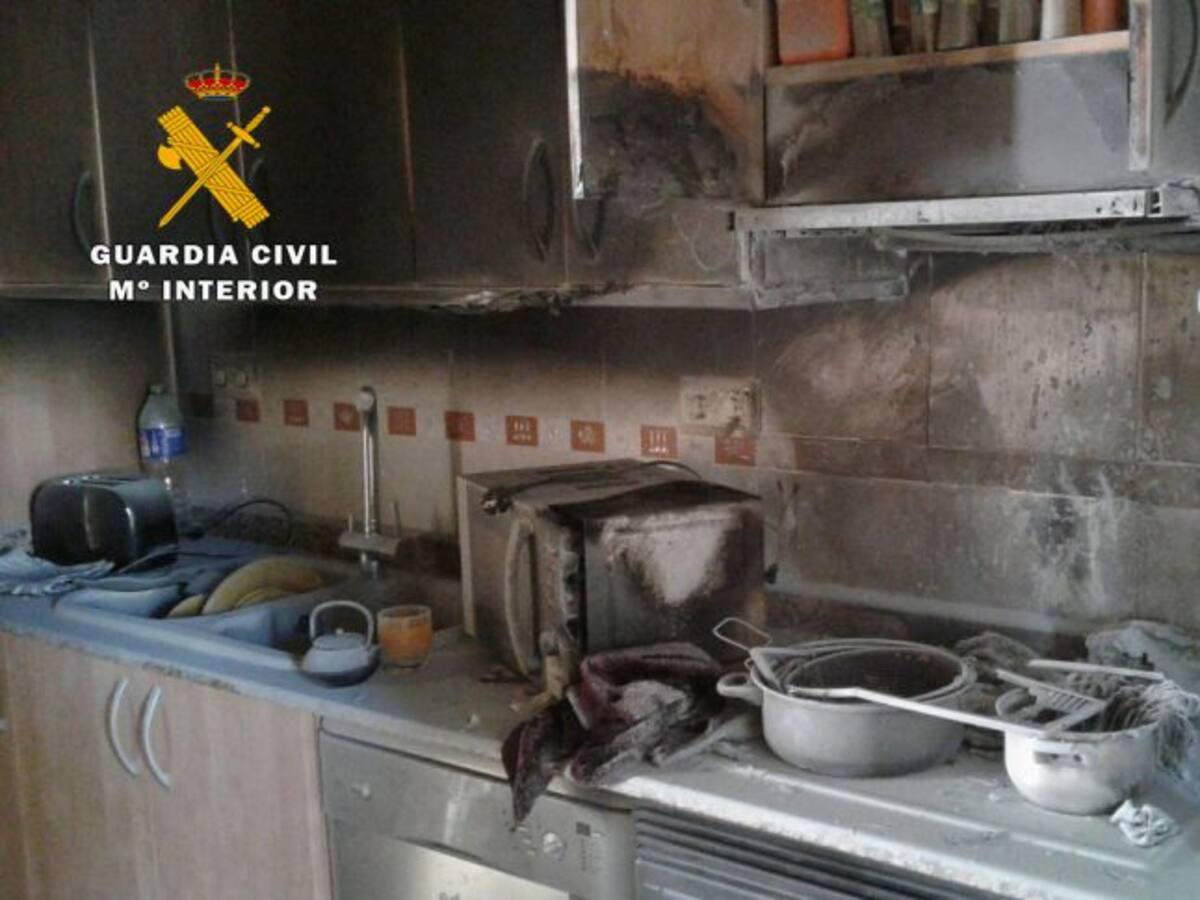 La Guardia Civil extingue el fuego en una cocina de una vivienda de Fuentealamo