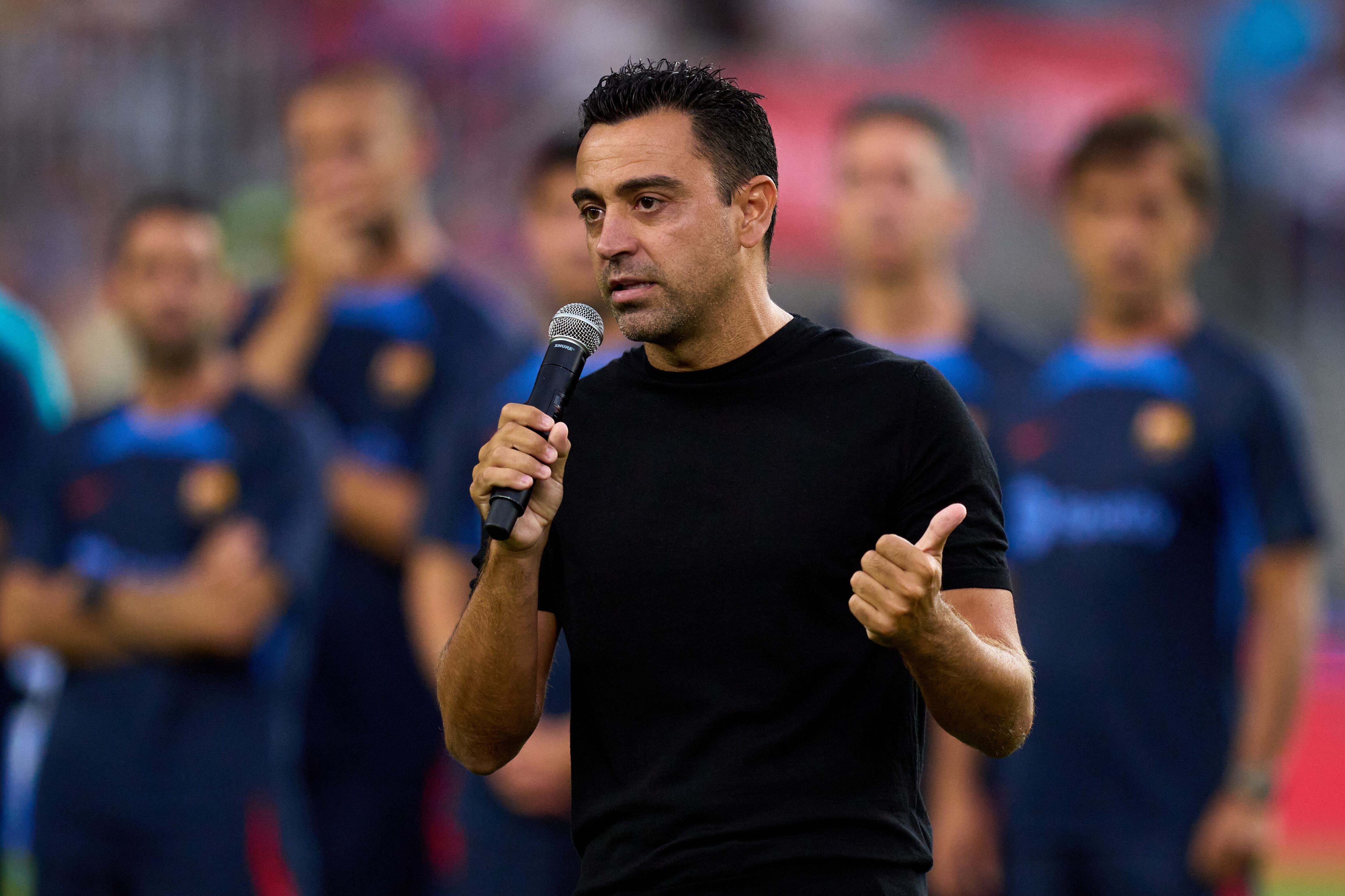 Xavi Hernández habla delante del Camp Nou