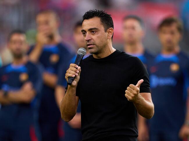 Xavi Hernández habla delante del Camp Nou