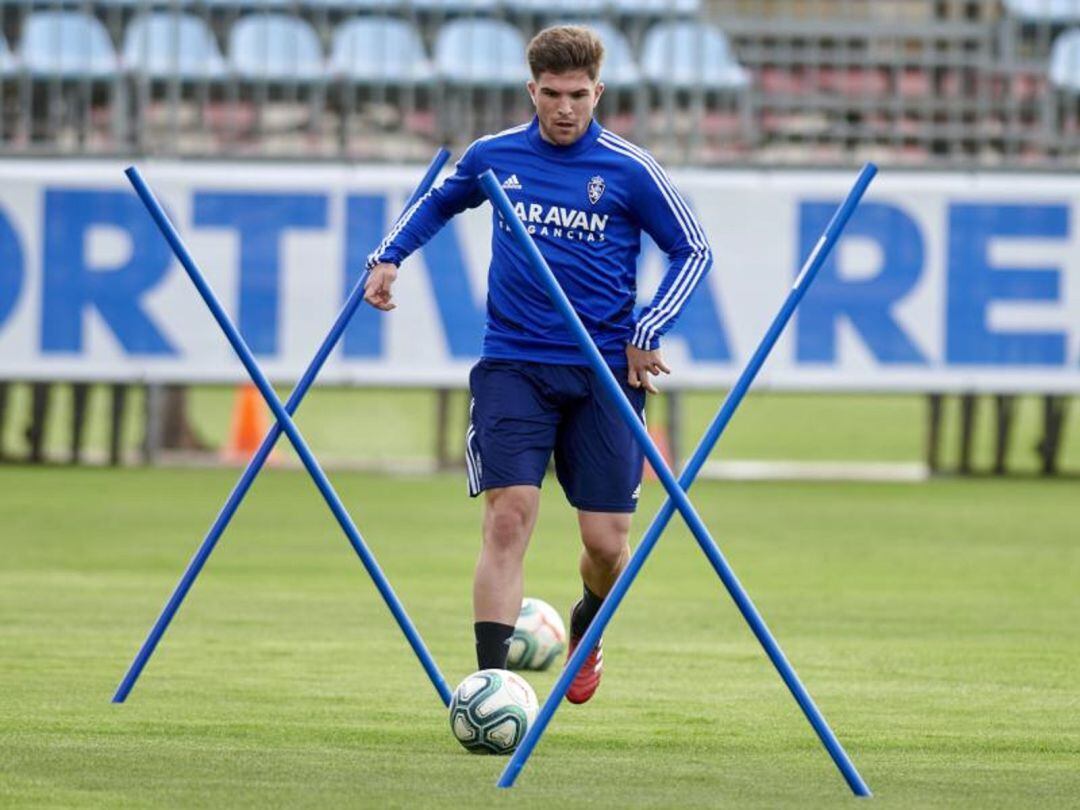 Raúl Guti conduce el balón en uno de los ejercicios de entrenamiento