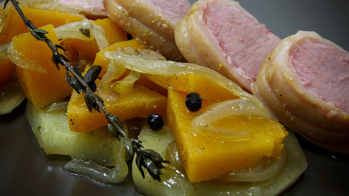 Lomo de cordero con patata y calabaza a la miel, un plato con aromas a cocina mozárabe del Estrella Michelin Julio Fernández del restaurante Abantal