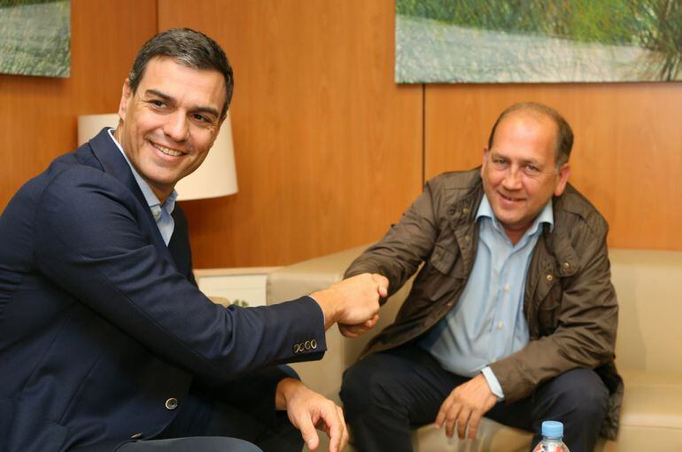 El candidato socialista, Xaquín Fernández Leiceaga, en una reunión con Pedro Sánchez