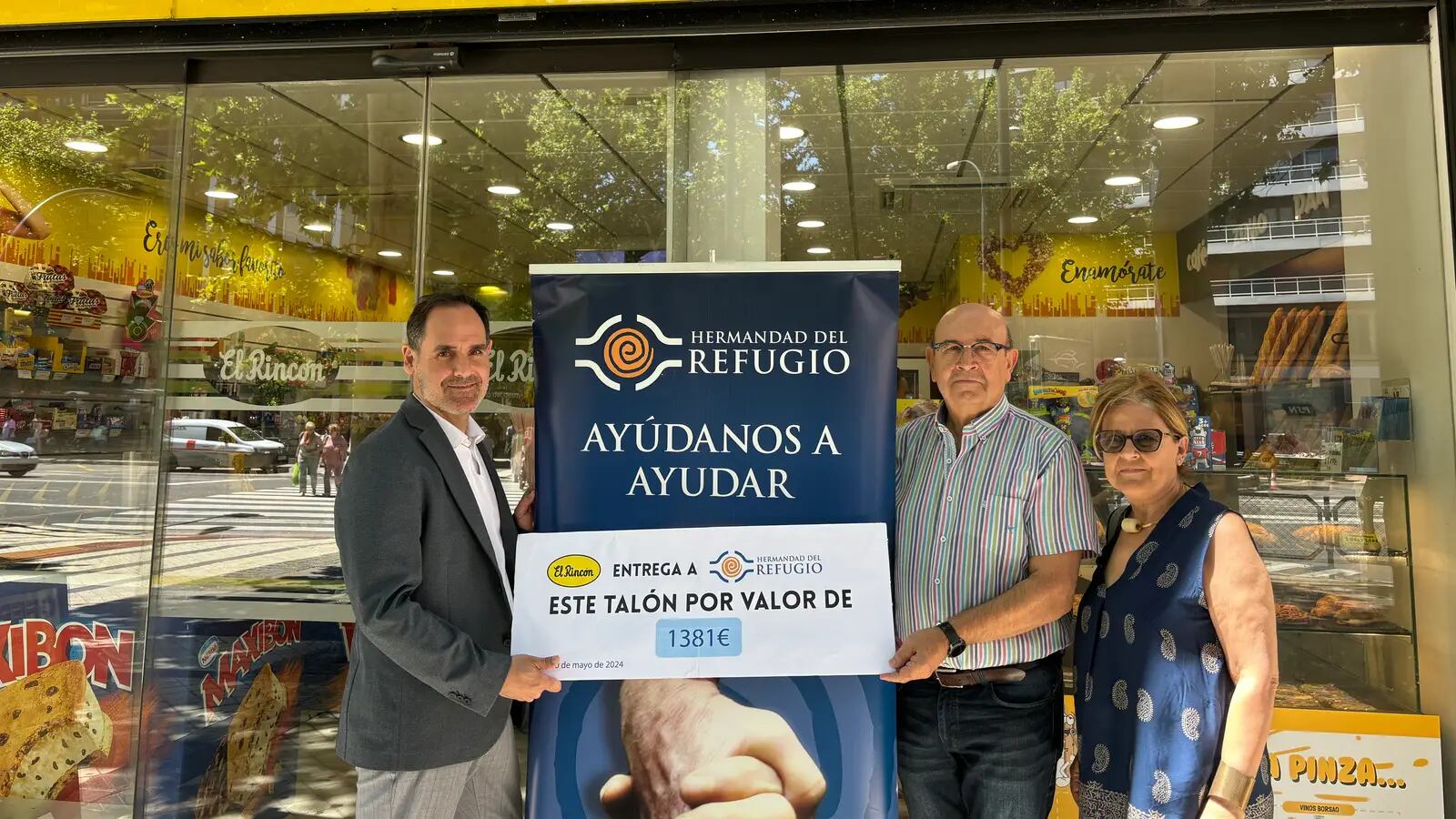 El director de Marketing de El Rincón hace entrega del talón en valor a 1381€ al Refugio.