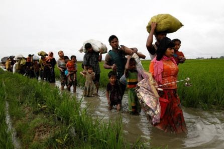 Refugiados huyendo hacia Bangladesh.