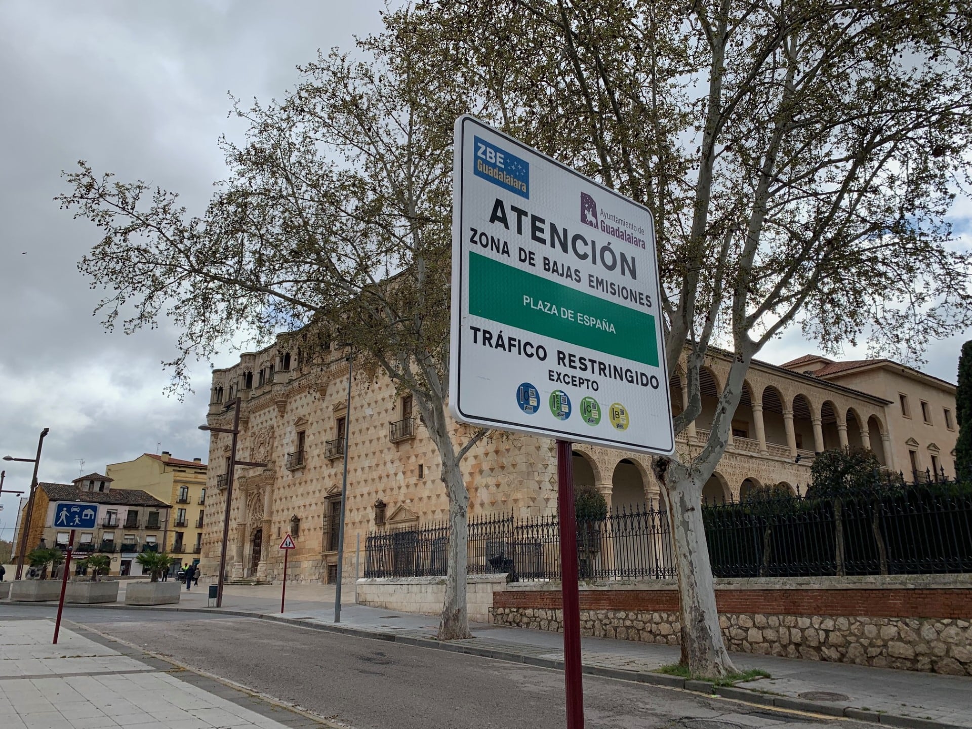 Cartel ZBE junto al Palacio del Infantado