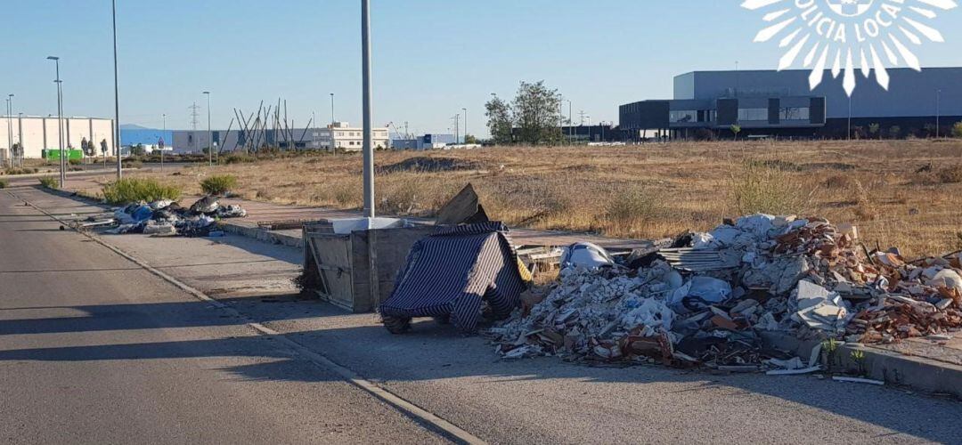 La calle Transportistas es uno de los puntos en los que han aparecido recientemente vertidos ilegales