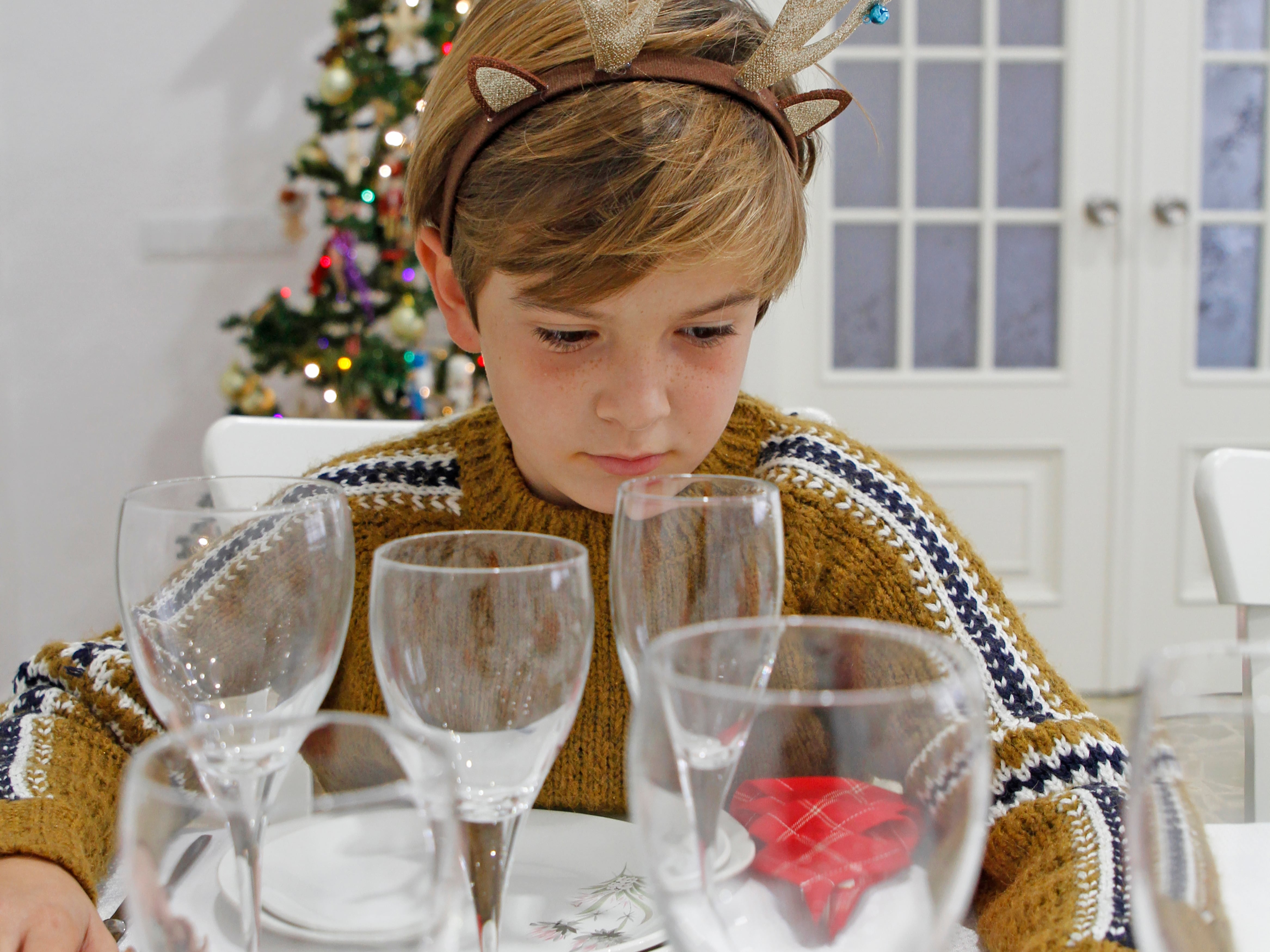 Un niño, en la mesa de Navidad.