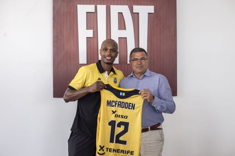 El jugador en su presentación junto al presidente Félix Hernández