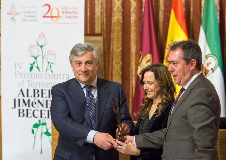 El presidente del Parlamento Europeo, Antonio Tajani (i), recibe de manos de la presidenta de la Fundación Jiménez Becerril, Teresa Jiménez Becerril(c), y del alcalde de Sevilla, Juan Espadas, el premio de la Fundación contra el Terrorismo y la Violencia 