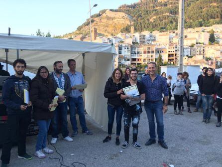 La concejala, Nuria Serrano y el alcalde Antonio J.Rodriguez entrean el primer premio a Ranato Ribeiro (Portugal)