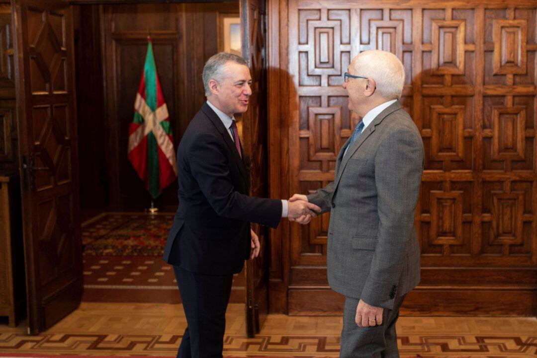 Iñigo Urkullu estrecha la mano al presidente de la mancomunidad de Iparralde y alcalde de Bayona, Jean-René Echegararay