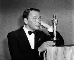 Frank Sinatra con el Oscar que ganó por De aquí a la eternidad.