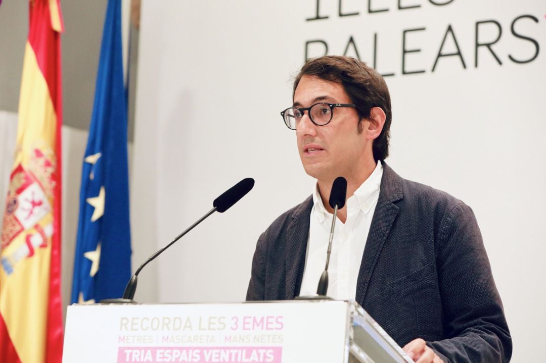 El portavoz del Govern y conseller de Modelo Económico, Turismo y Trabajo, Iago Negueruela, en una rueda de prensa.