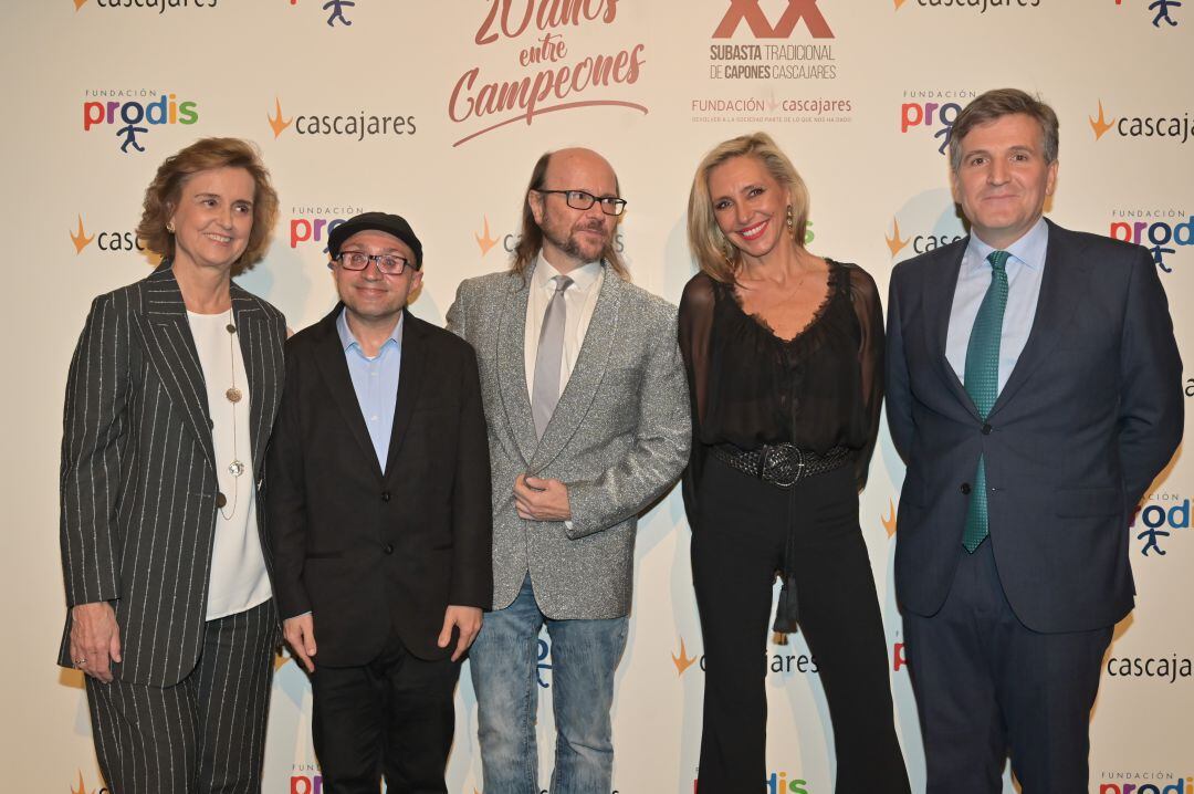 Los presentadores de la gala junto a la presidenta de Prodis, Soledad Herrero y el presidente de Cascajares, Alfonso Jiménez