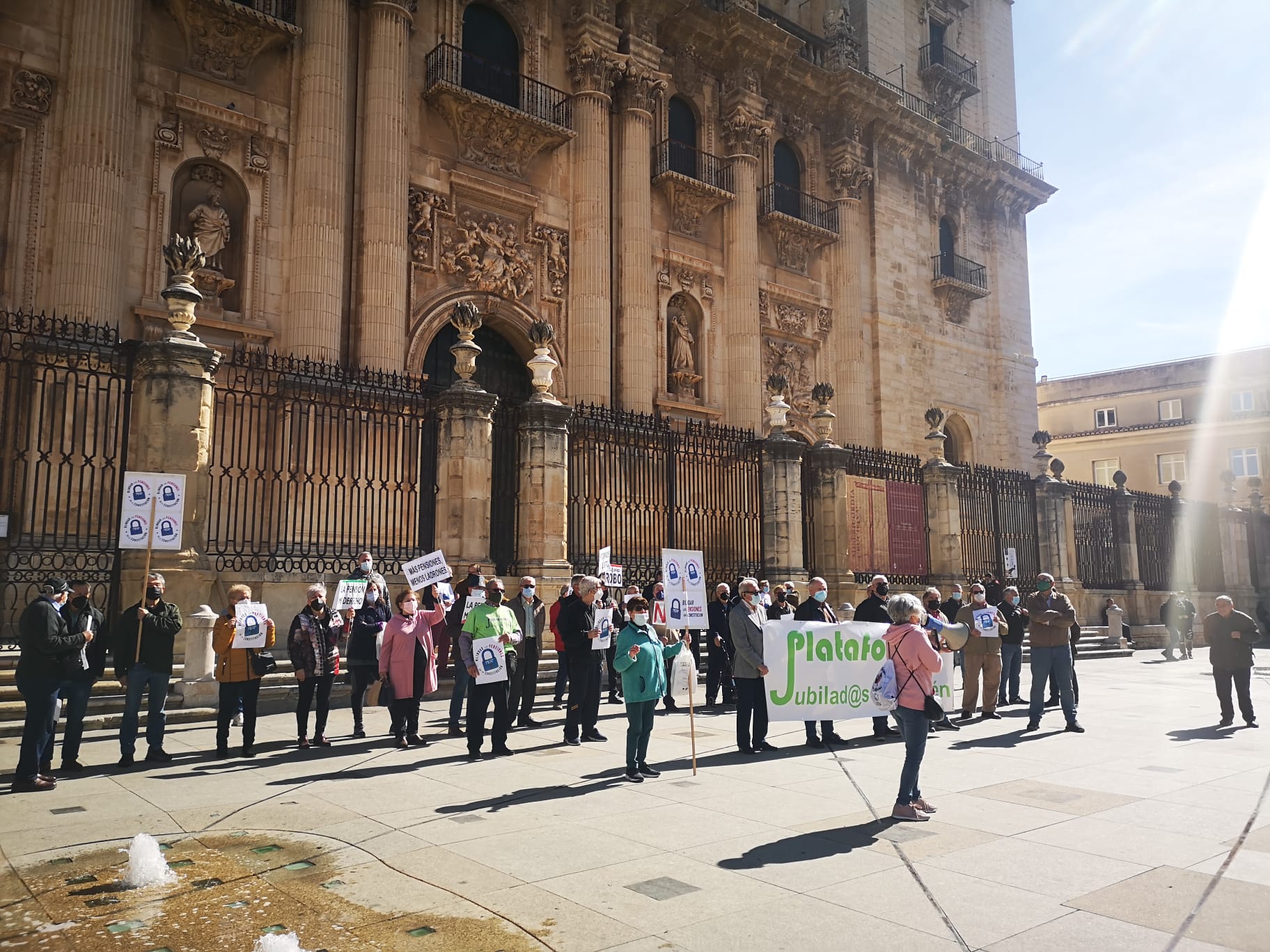 Concentración de la Plataforma de Jubilados de Jaén en la Plaza de Santa María