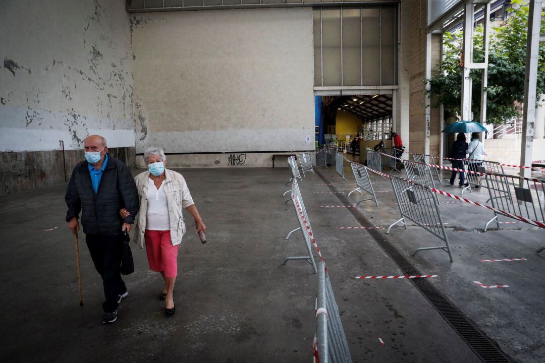 Una pareja de vecinos de Ordizia tras ejercer su derecho al voto este domingo. 