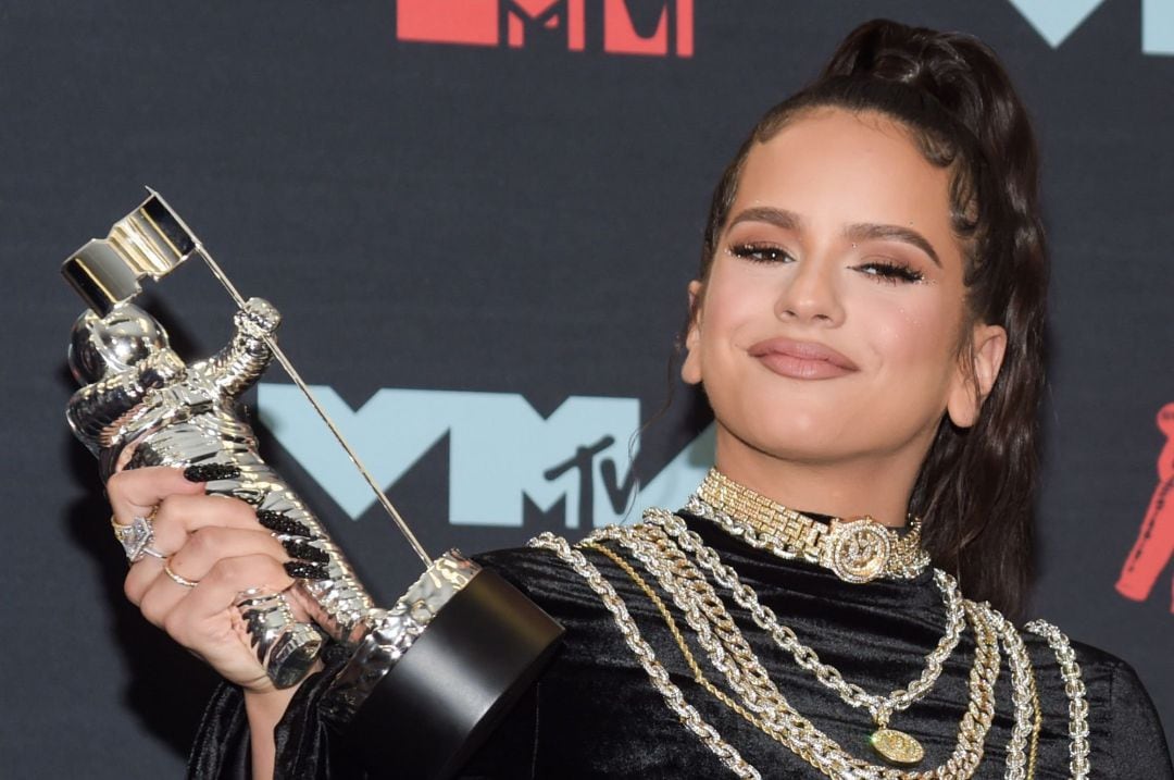 Rosalia posa con su premio MTV.