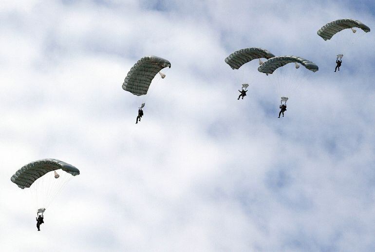 Foto de archivo de paracaidistas en el cielo de Sevilla durante la inauguración de la exposición militar del Día de las Fuerzas Armadas.