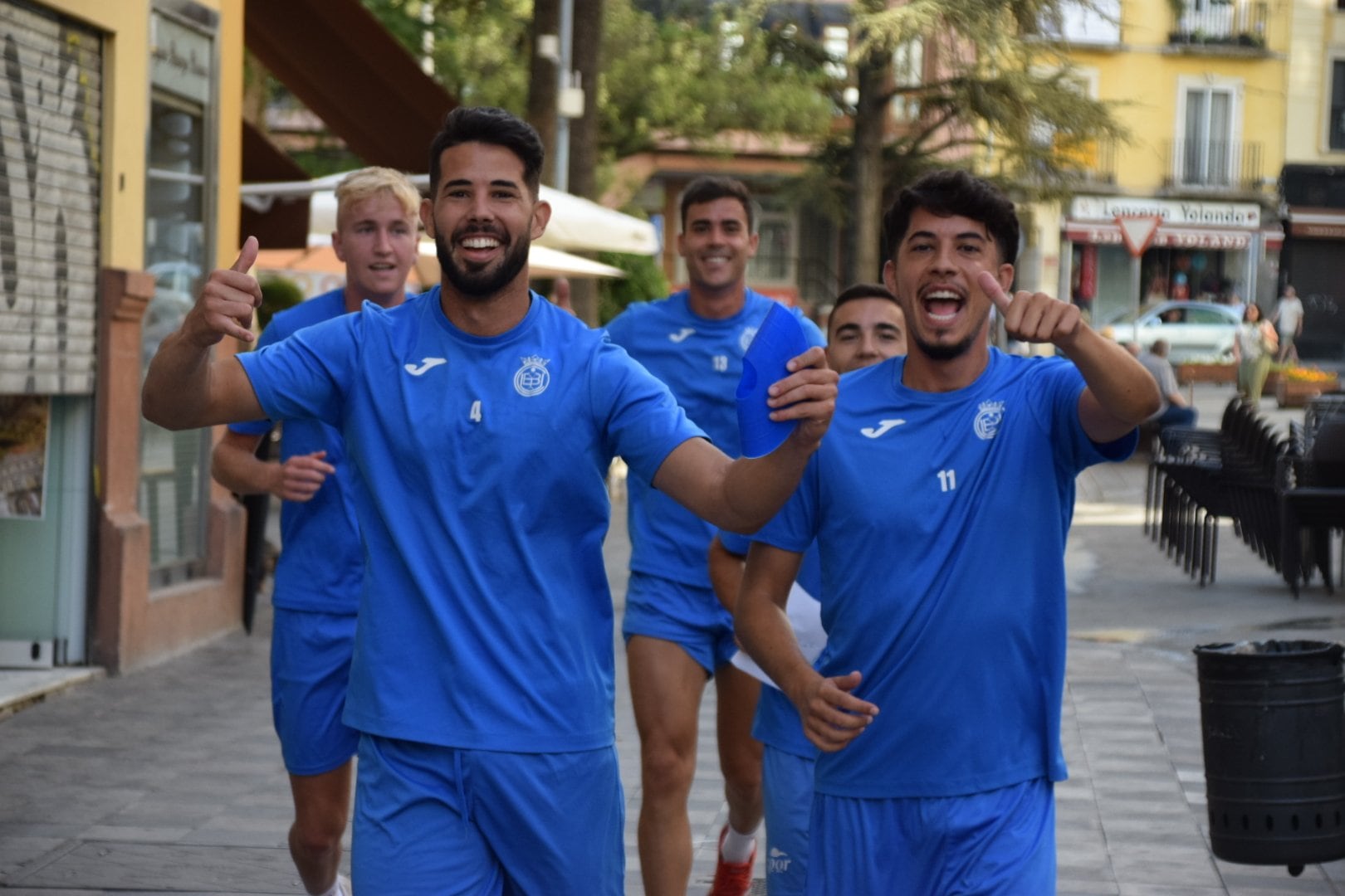 Los jugadores recorren esta mañana de viernes 5 de agosto las calles de Cuenca siguiendo las pistas del entrenamiento-yincana.