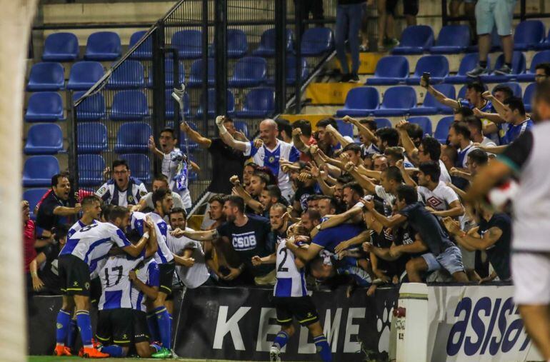 Los jugadores celebran el gol de Juli con los aficionados