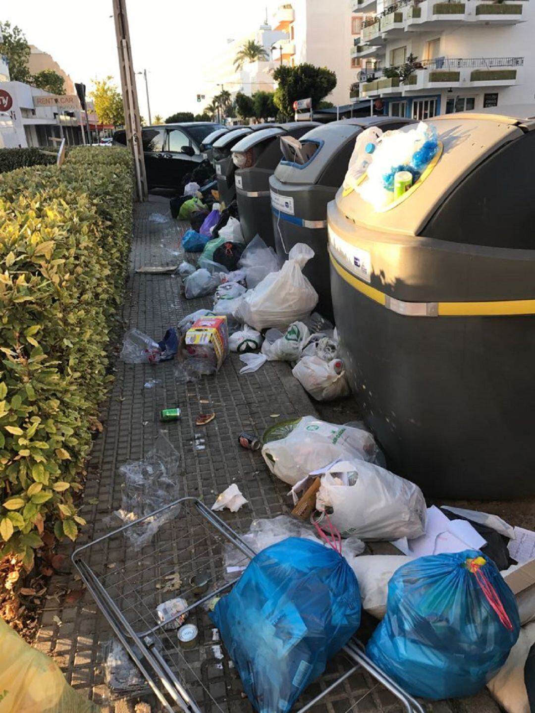 Imagen de archivo de basura amontonada junto a unos contenedores en Vila