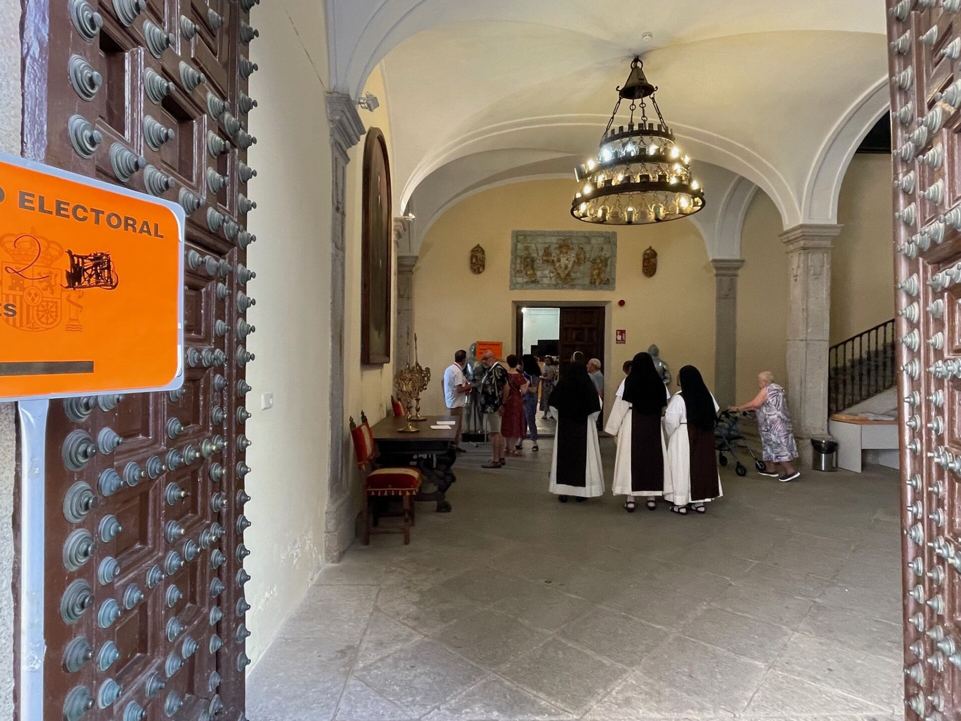 Un grupo de monjas se acerca a votar a un colegio electoral en Toledo durante las elecciones del 23-J