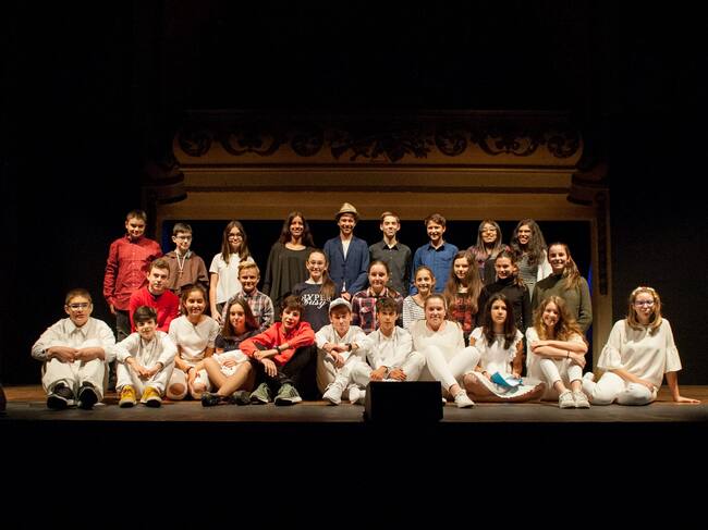 Integrantes de una de las compañías participantes