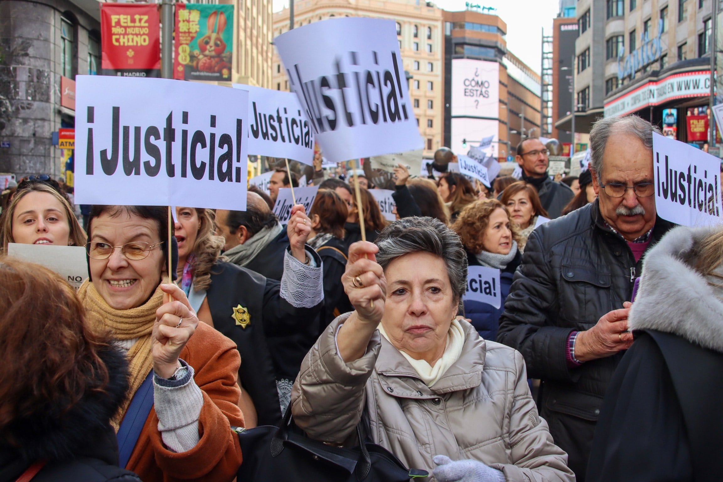 MADRID , 24/01/2023.- Cientos de letrados de la administración de Justicia (LAJ), los antiguos secretarios judiciales, se han manifestado este martes frente al Ministerio de Justicia en la primera jornada de la huelga indefinida con la que exigen mejoras salariales y laborales. EFE/ Mercedes Ortuño Lizarán
