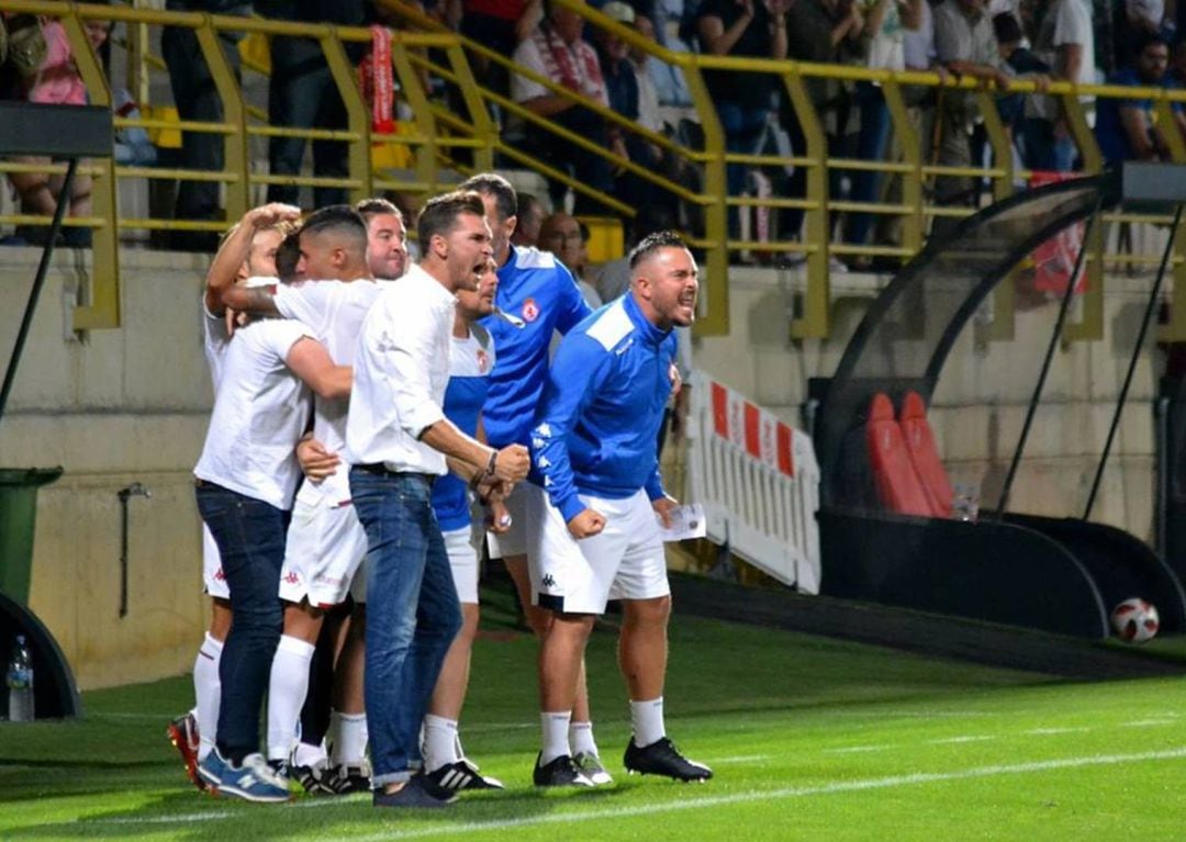 Luis Masero, juntoa Cea, celebra un gol de la Cultural