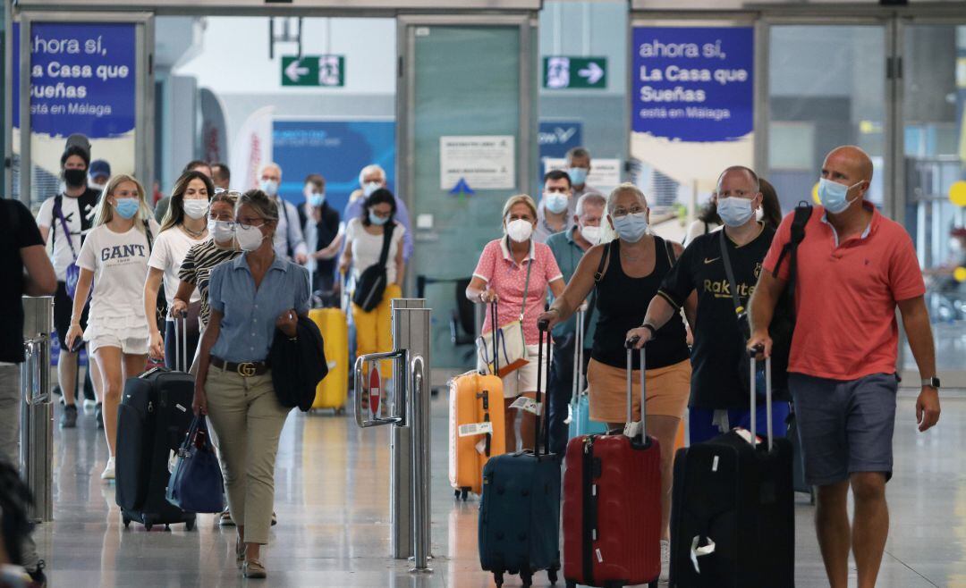 Imagen de archivo de la llegada de turistas de varias nacionalidades al aeropuerto de la capital para disfrutar del verano en la Costa del Sol.