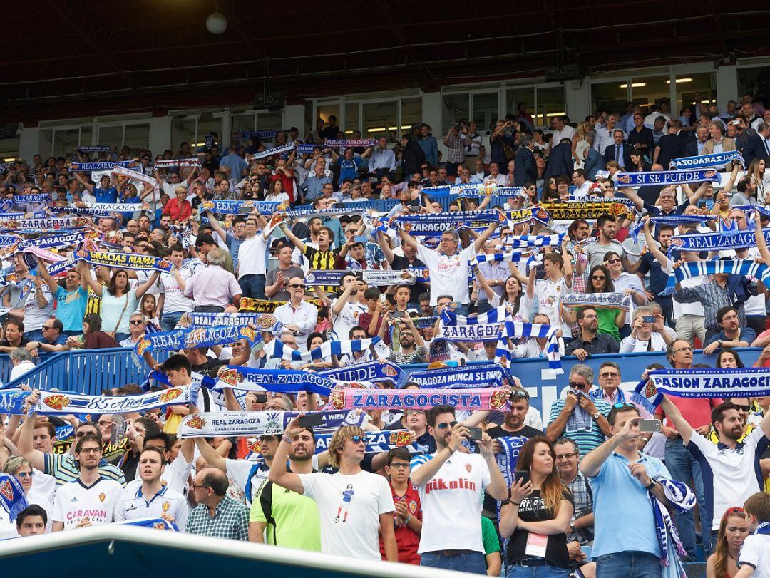 Aficionados del Real Zaragoza en un partido en La Romareda