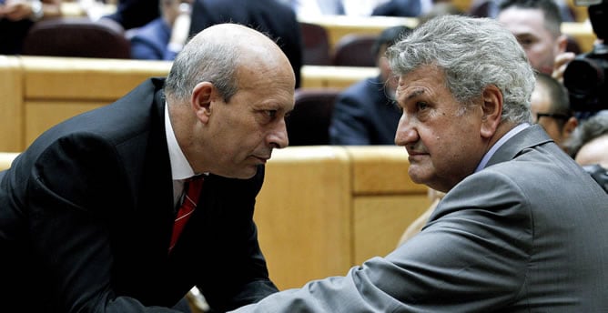 El ministro de Educación, Cultura y Deporte, José Ignacio Wert, conversa con el presidente del Congreso, Jesús Posada, durante el pleno del Congreso