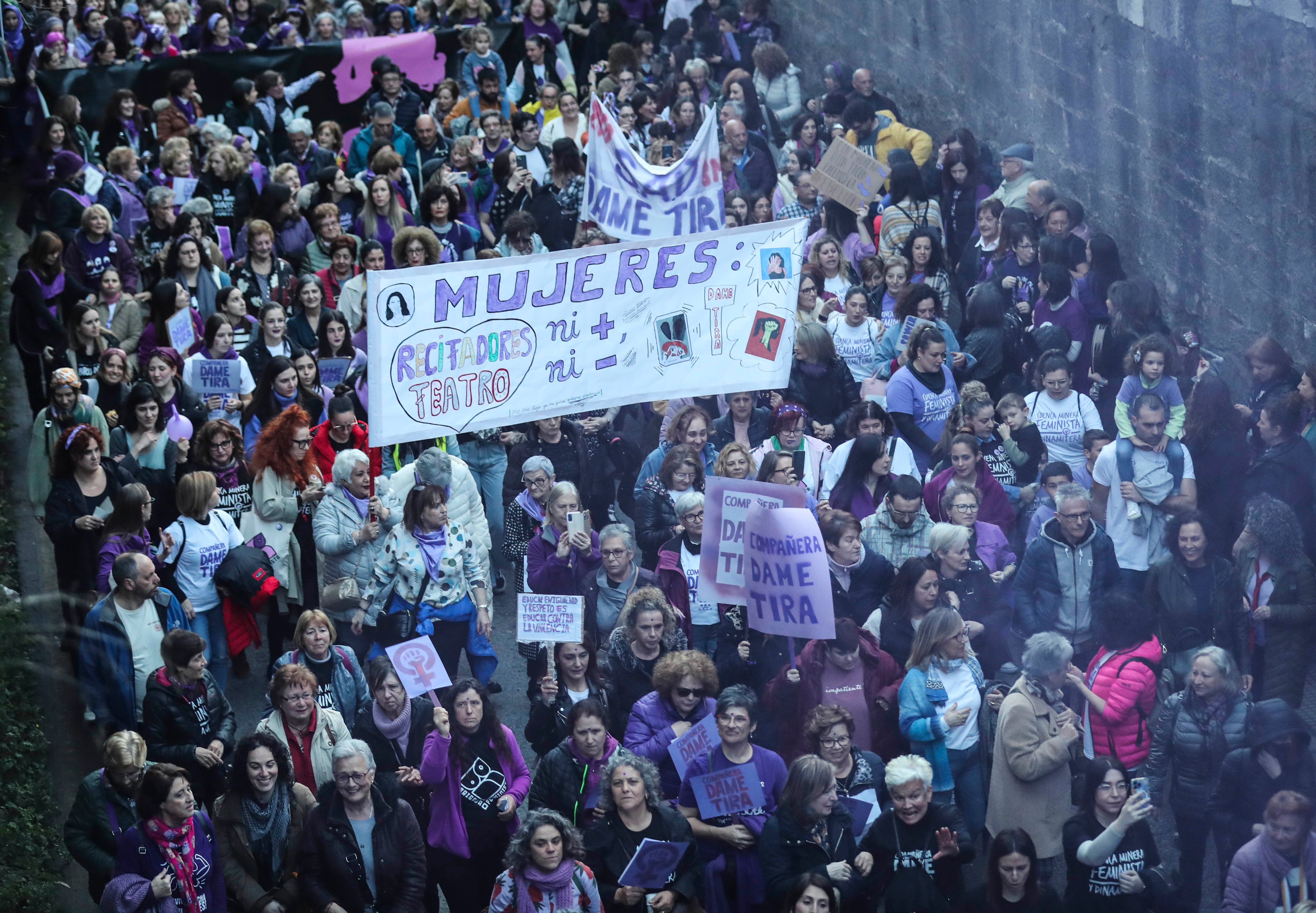 Jóvenes y familias en una de las manifestaciones del 8-M