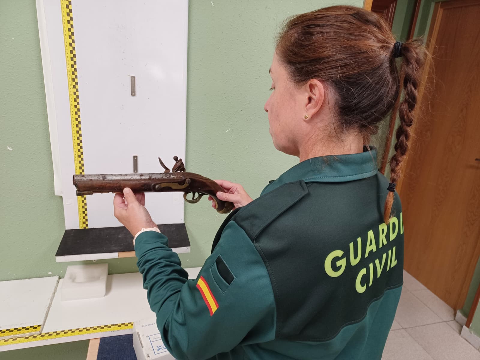 La Guardia Civil investiga a una mujer por contrabando y tráfico de armas tras interceptar un arma histórica enviada por correo