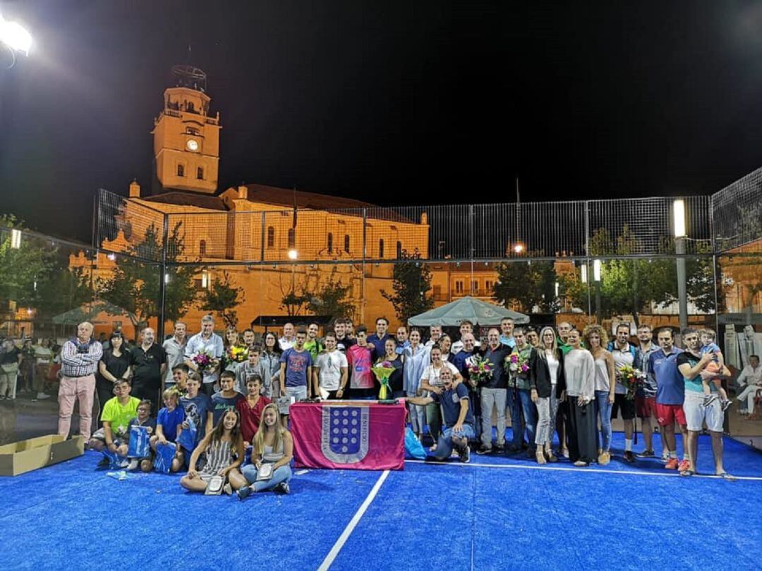 Foto de familia en la última jornada del Torneo de Pádel de Medina del Campo